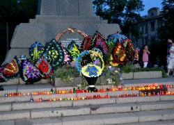 В самому центрі міста палали не лише свічки пам’яті, палали пам’яттю серця усіх, хто прийшов вшанувати тих, які здобули Велику Перемогу і мирне життя нашого міста й України
